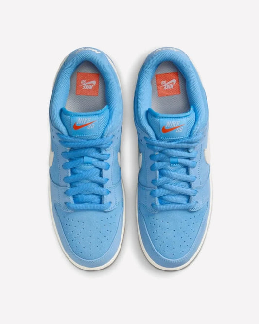 Nike SB Dunk Low Pro University Blue Gum — vista del talón