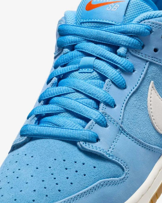 Nike SB Dunk Low Pro University Blue Gum — detalle del logo