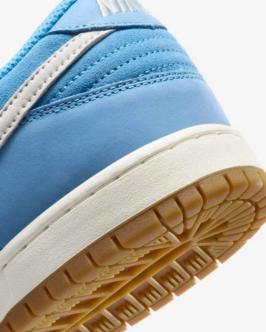 Nike SB Dunk Low Pro University Blue Gum — detalle de la puntera