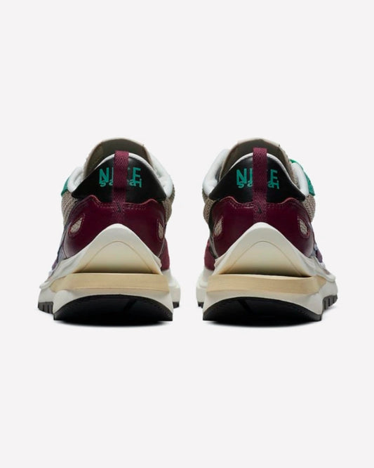 Nike Vaporwaffle sacai Villain Red Neptune Green