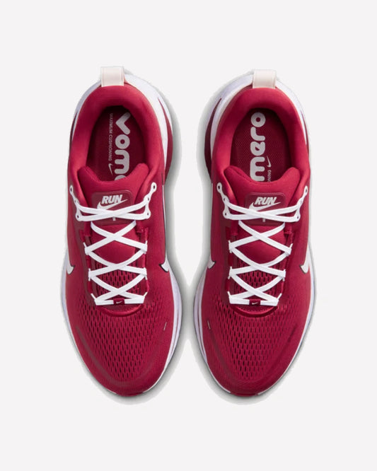 Nike Vomero 18 Arkansas — vista del talón