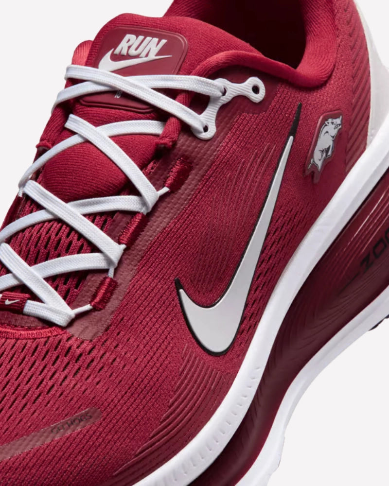 Nike Vomero 18 Arkansas — detalle del upper