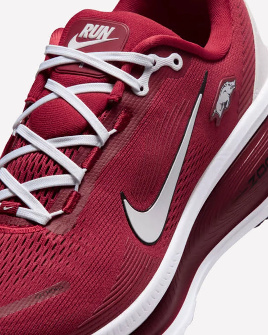 Nike Vomero 18 Arkansas — detalle del upper