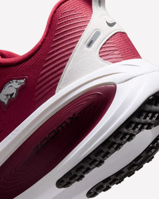 Nike Vomero 18 Arkansas — detalle del logotipo
