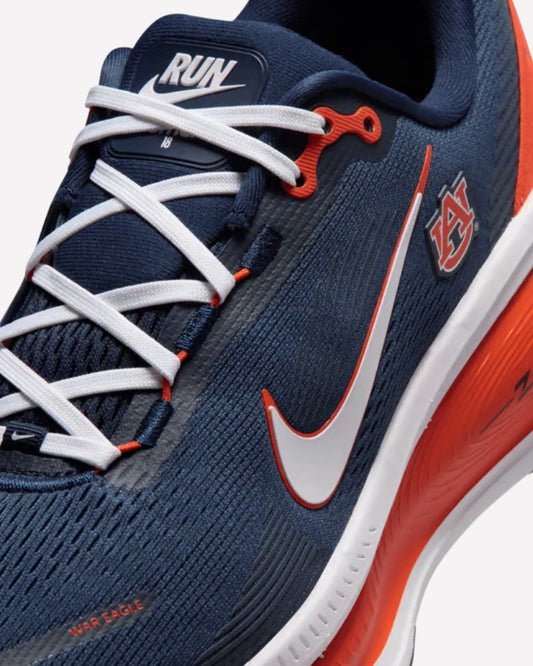 Nike Vomero 18 Auburn — detalle del talón