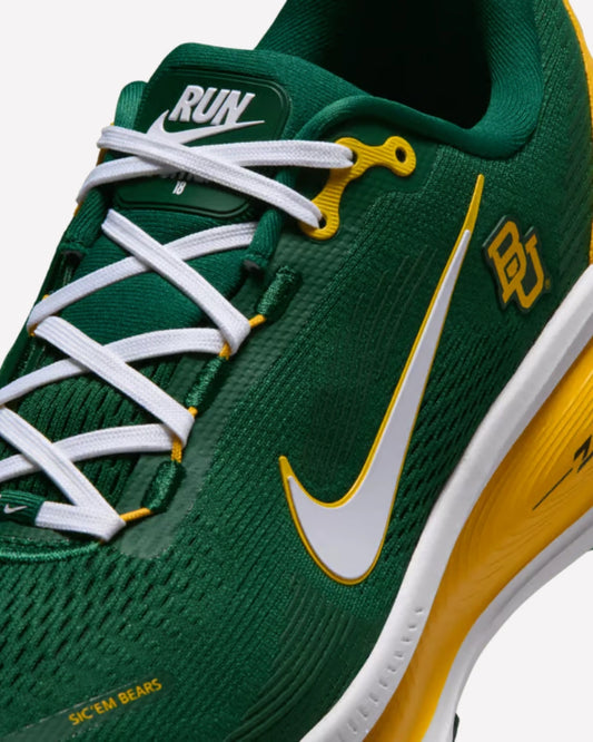 Nike Vomero 18 Baylor — detalle del logo