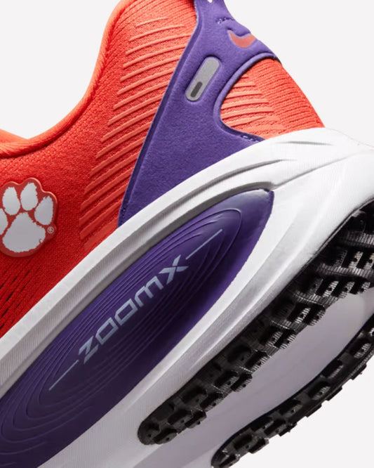 Nike Vomero 18 Clemson — detalle del upper