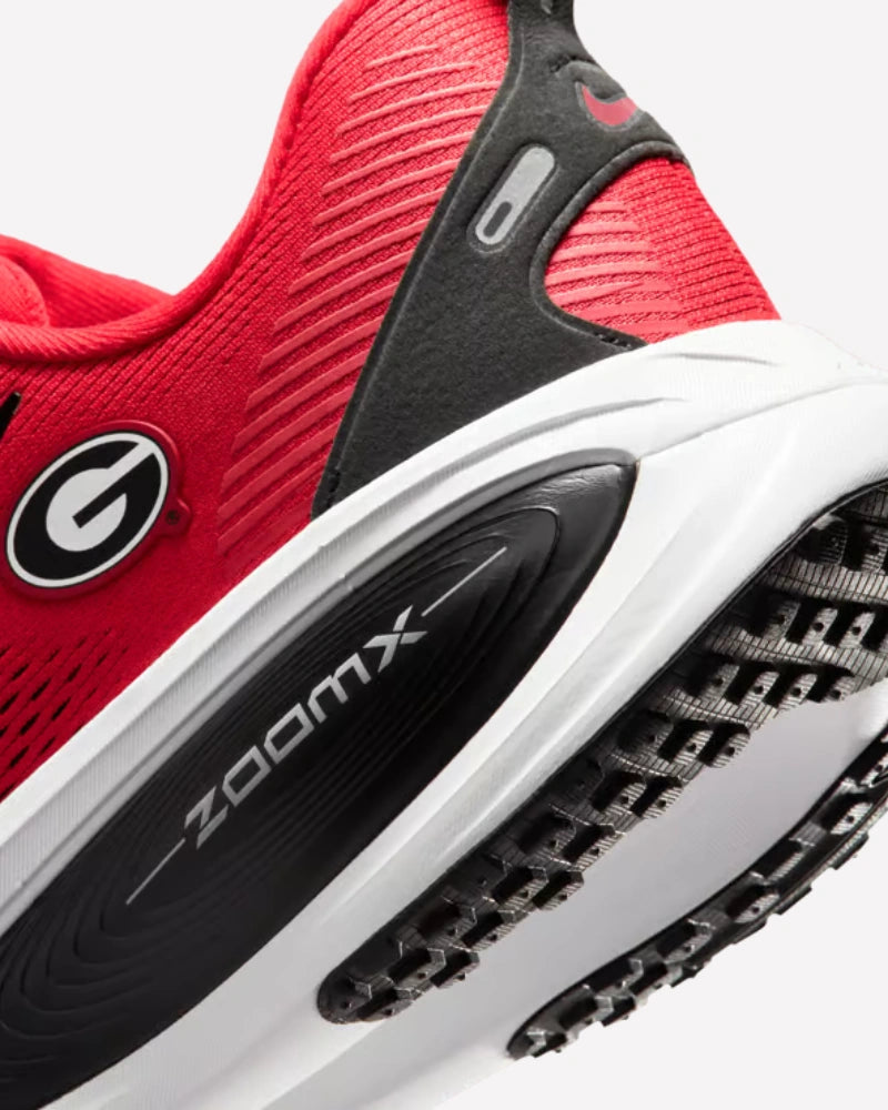 Nike Vomero 18 Georgia — detalle del logo
