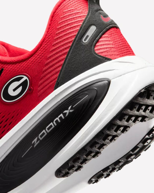 Nike Vomero 18 Georgia — detalle del logo