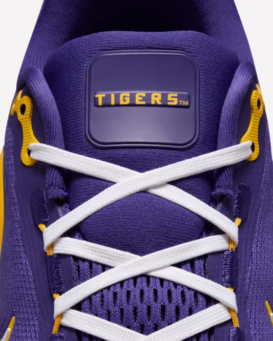 Nike Vomero 18 LSU — Ángulo de tres cuartos