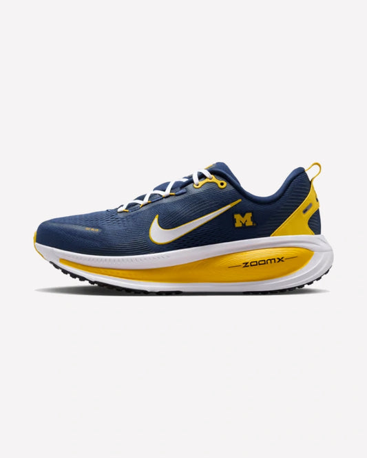 Nike Vomero 18 Michigan — vista lateral