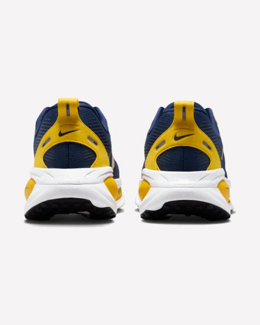 Nike Vomero 18 Michigan — vista del talón