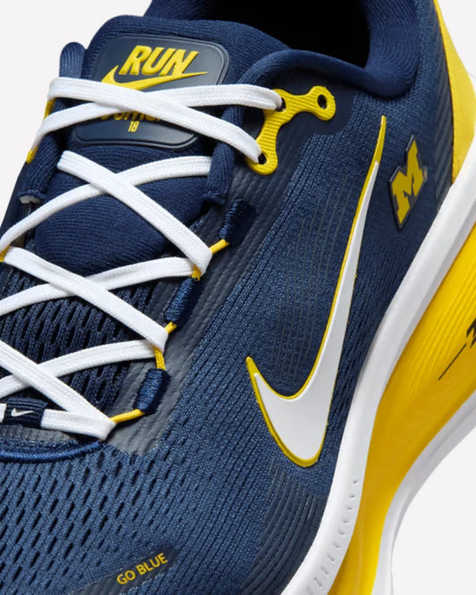 Nike Vomero 18 Michigan — vista de la suela