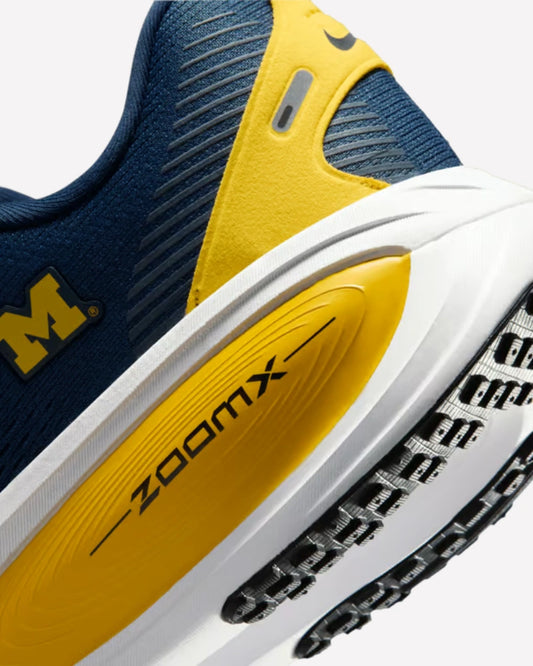 Nike Vomero 18 Michigan — detalle del upper