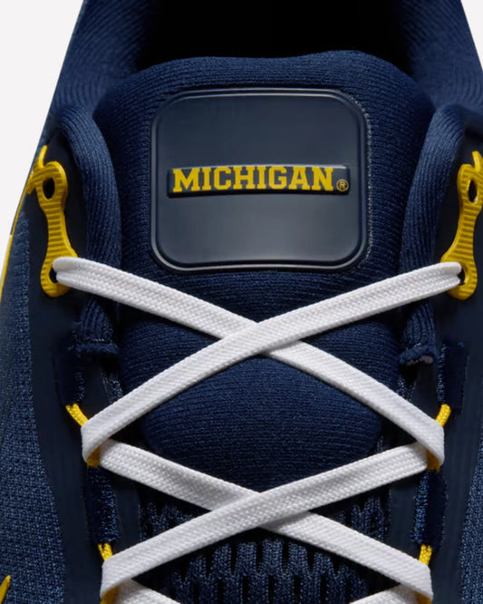 Nike Vomero 18 Michigan — detalle del logo