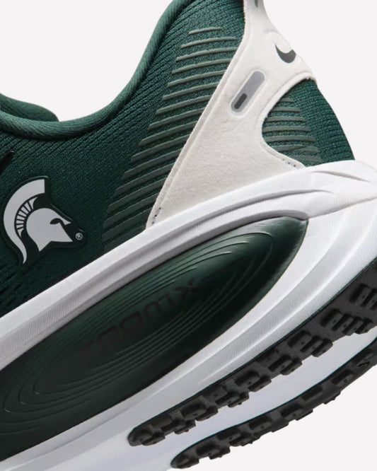 Nike Vomero 18 Michigan State — vista del par