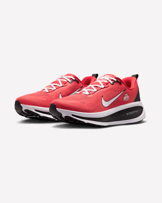 Nike Vomero 18 Ohio State — vista frontal