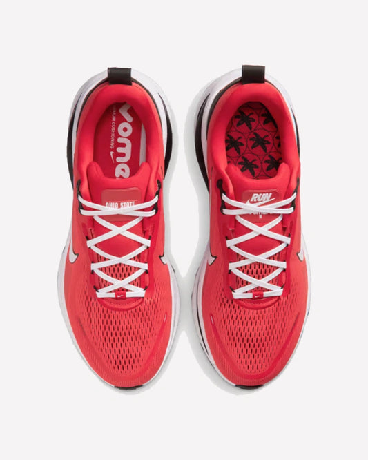 Nike Vomero 18 Ohio State — vista trasera