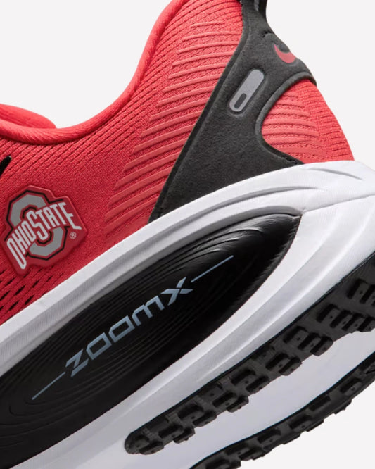Nike Vomero 18 Ohio State — detalle del upper