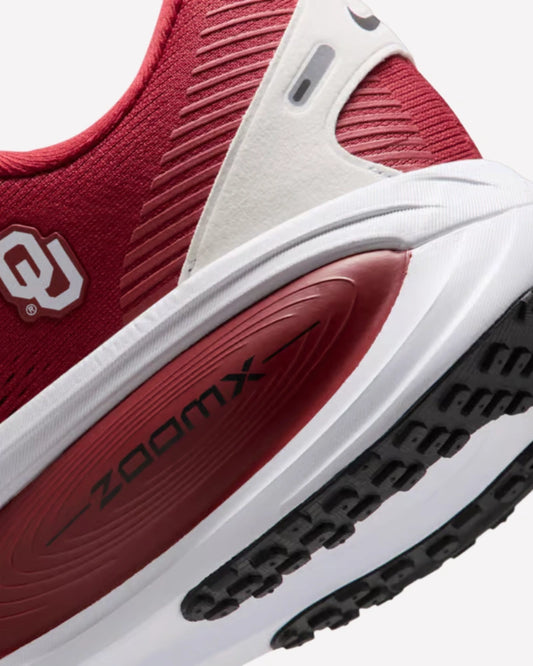 Nike Vomero 18 Oklahoma — detalle del logo