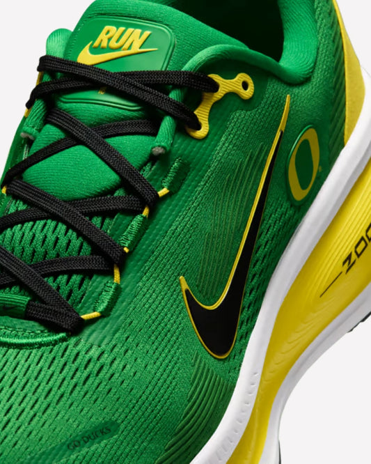 Nike Vomero 18 Oregon — detalle del talón