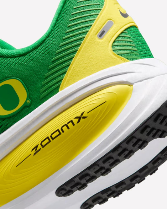 Nike Vomero 18 Oregon — detalle del Swoosh