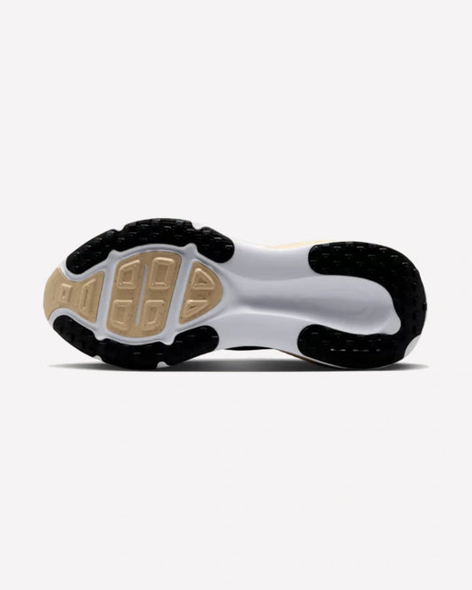 Nike Vomero 18 Purdue — detalle del logo