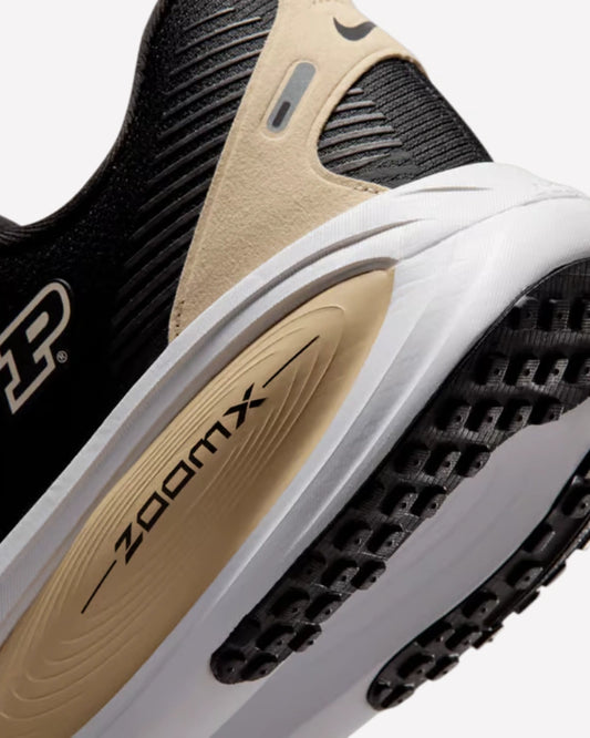 Nike Vomero 18 Purdue — vista del par