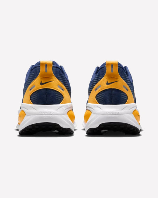 Nike Vomero 18 West Virginia — detalle del talón
