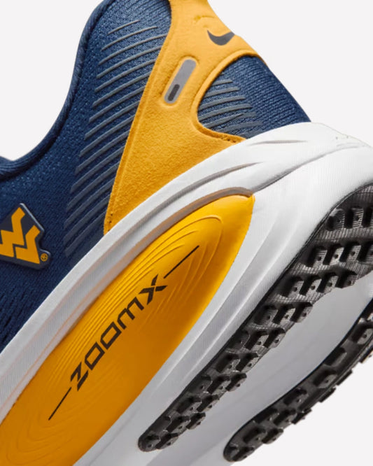 Nike Vomero 18 West Virginia — detalle del logo