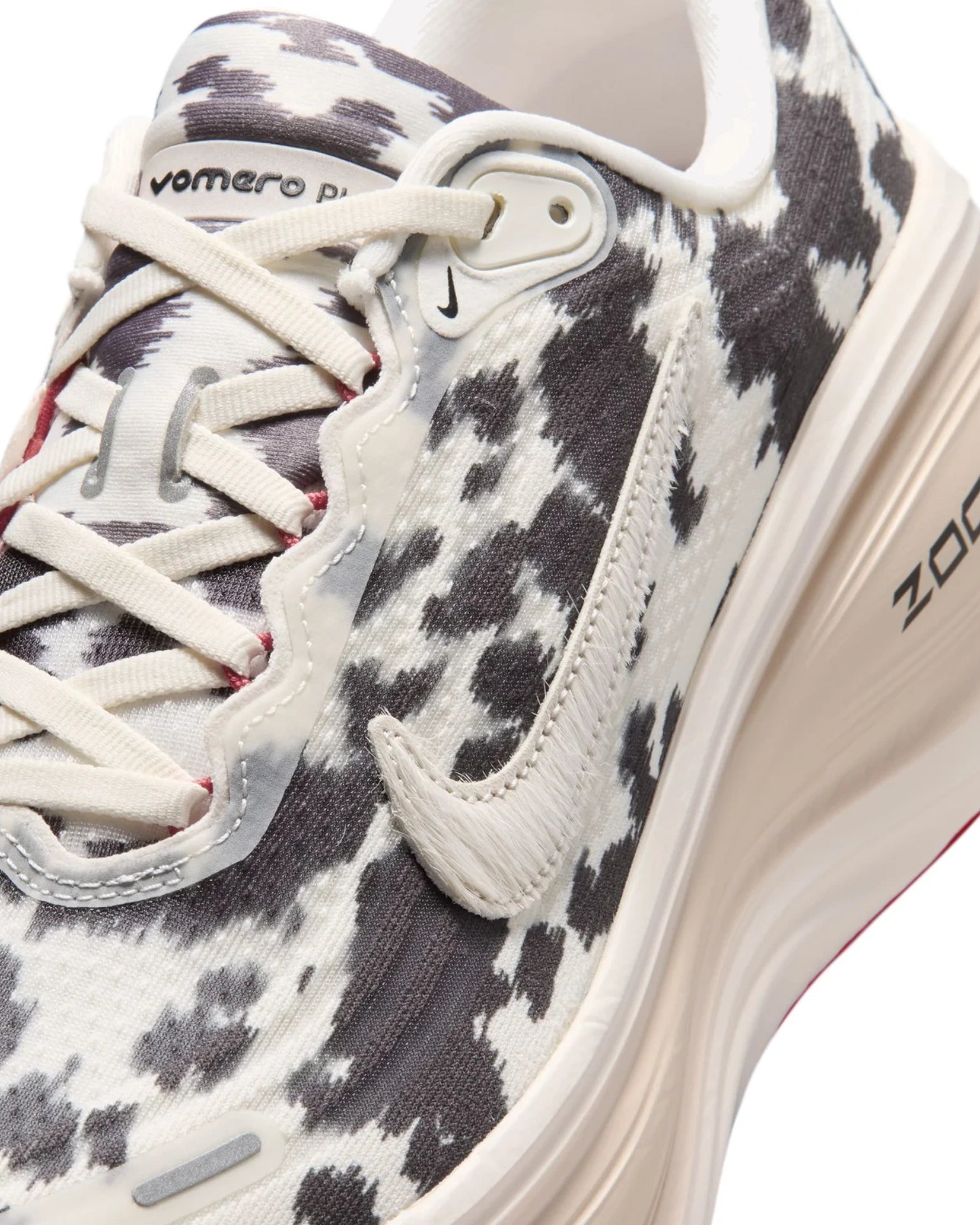 Nike Vomero Plus Cow Print — Detalle del Swoosh