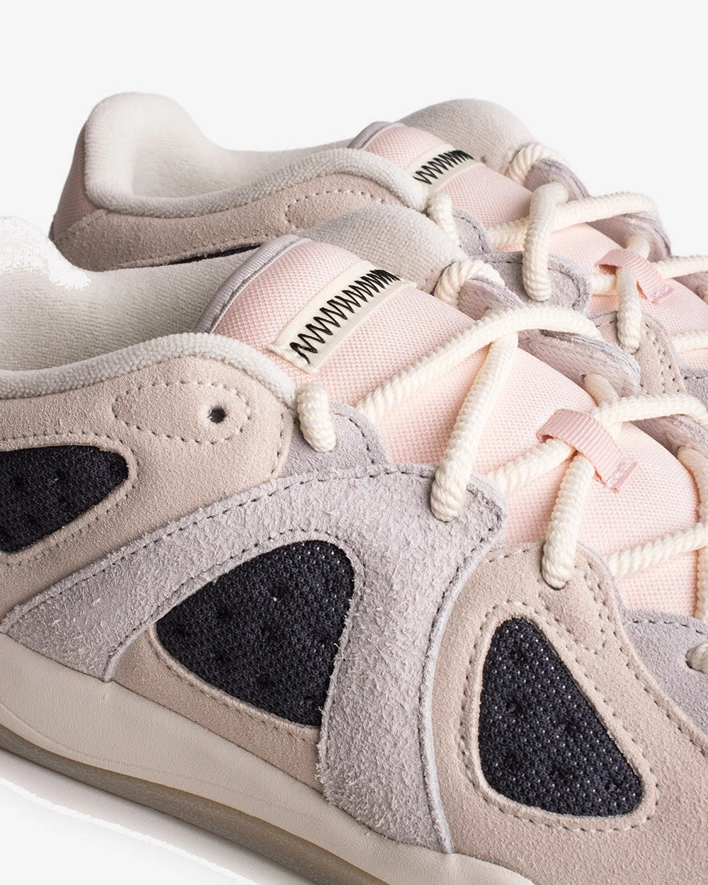adidas BadBo 1.1 Bad Bunny Chalk White — detalle del upper
