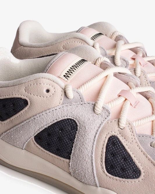 adidas BadBo 1.1 Bad Bunny Chalk White — detalle del upper