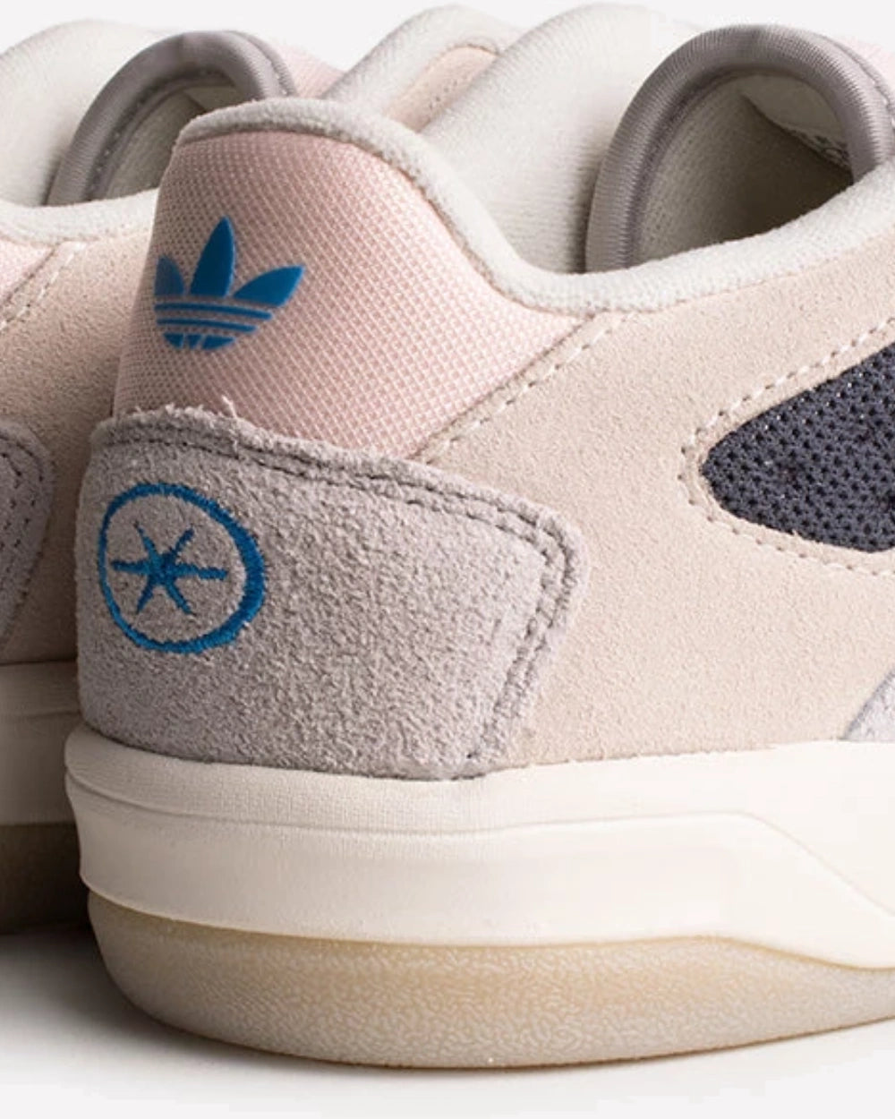 adidas BadBo 1.1 Bad Bunny Chalk White — par completo