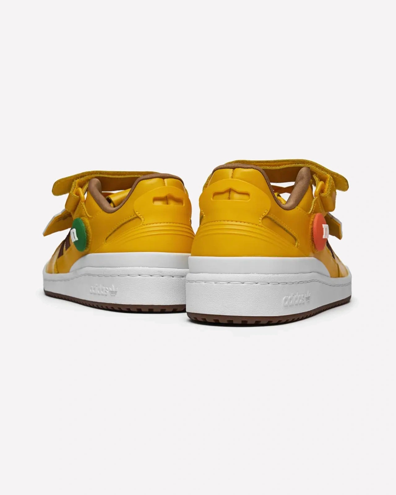 adidas Forum Low M&M's Yellow — detalle de la lengüeta