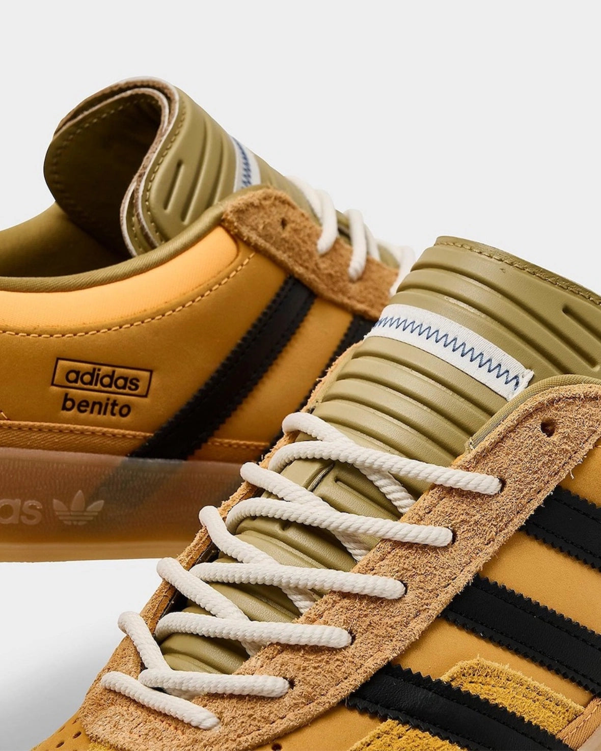 adidas Gazelle Indoor Bad Bunny Solar Gold — par de zapatillas