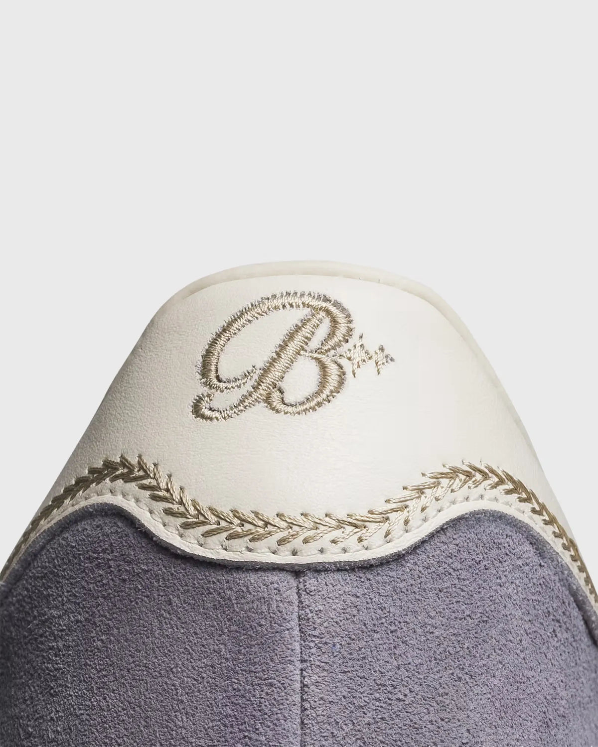 adidas München BSTN Oktoberfest Grey — detalle del talón