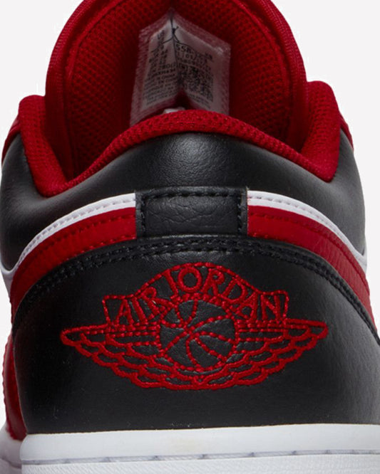 Jordan 1 Low Bulls — detalle de la lengüeta