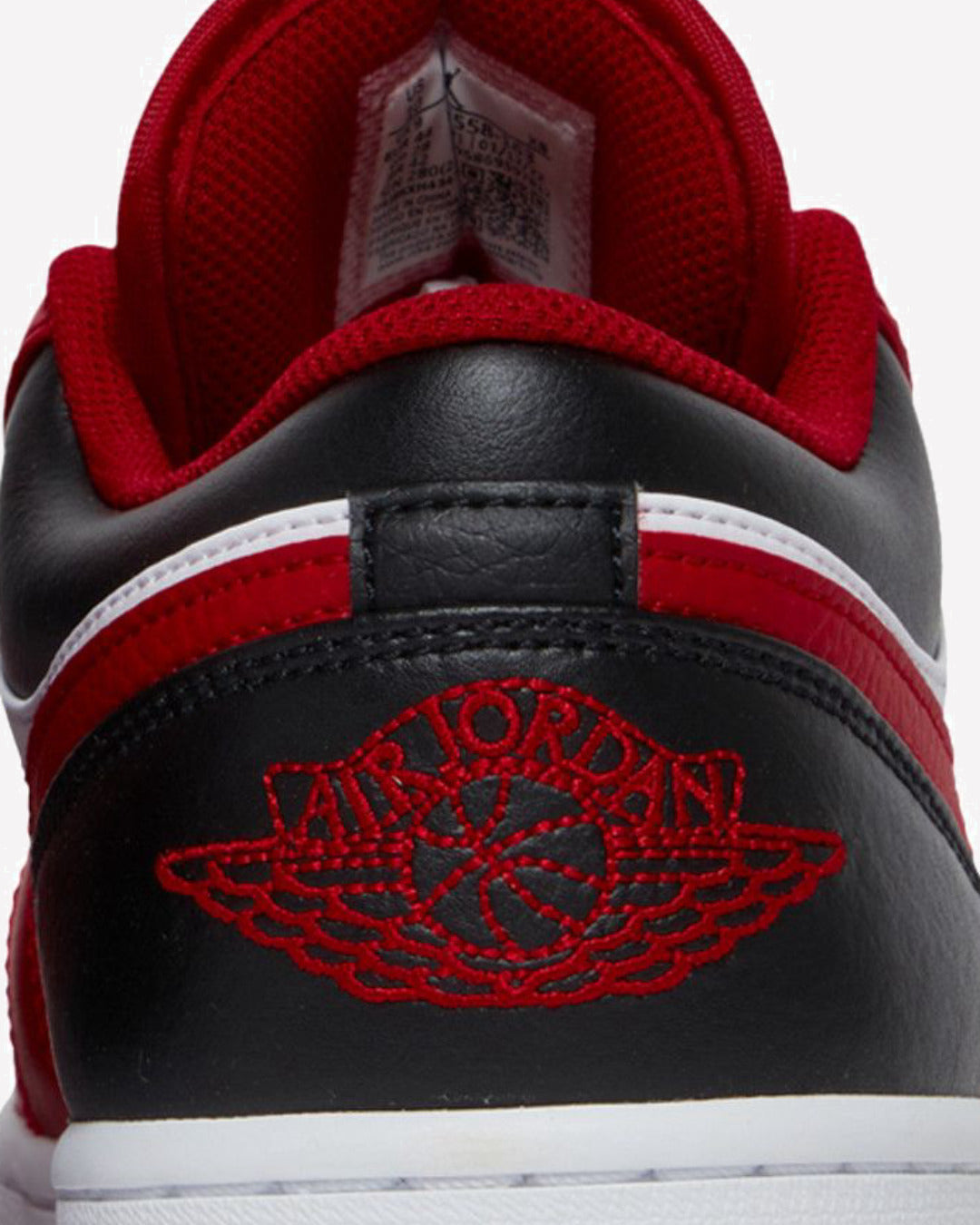 Jordan 1 Low Bulls — detalle de la lengüeta