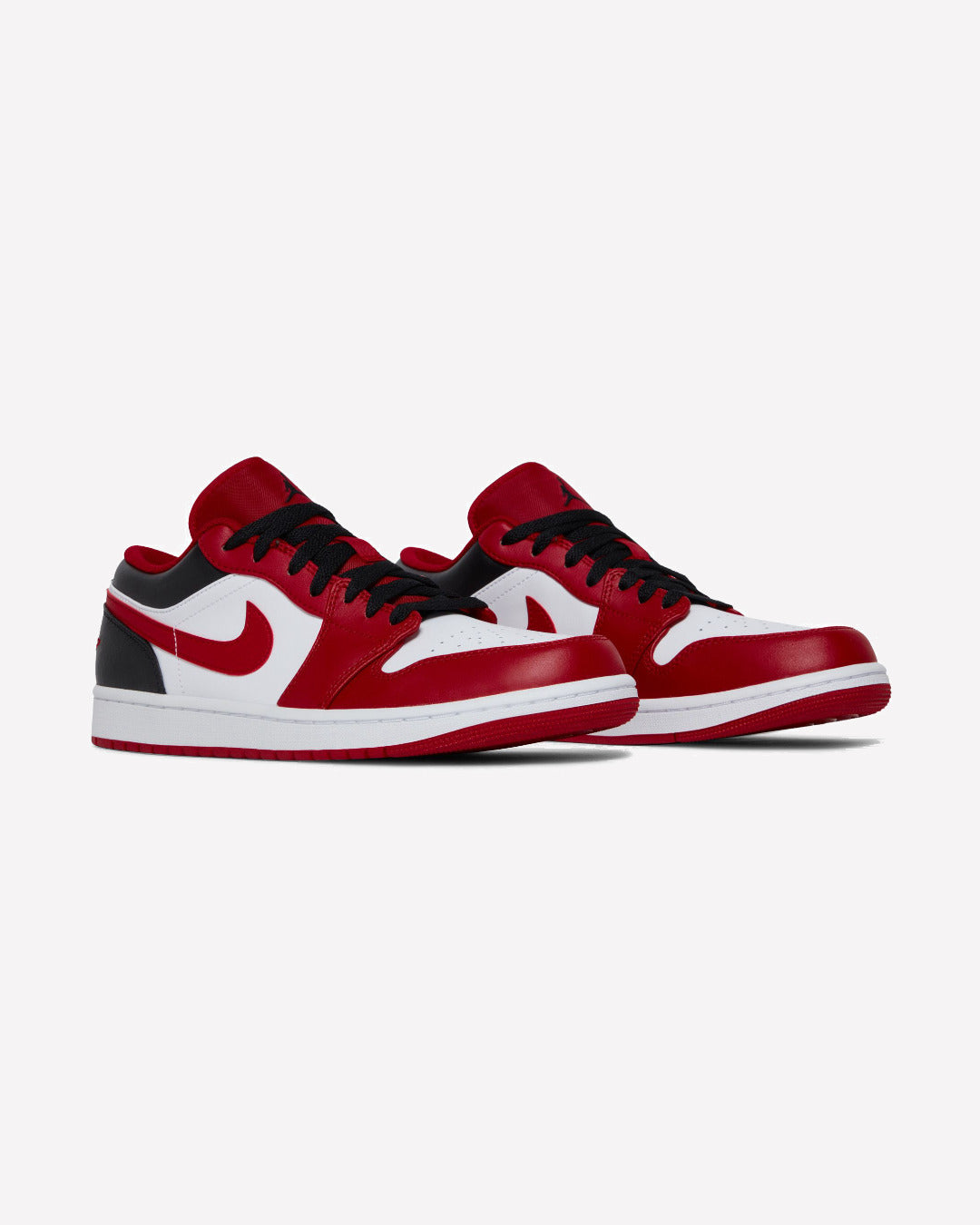 Jordan 1 Low Bulls — detalle del Swoosh
