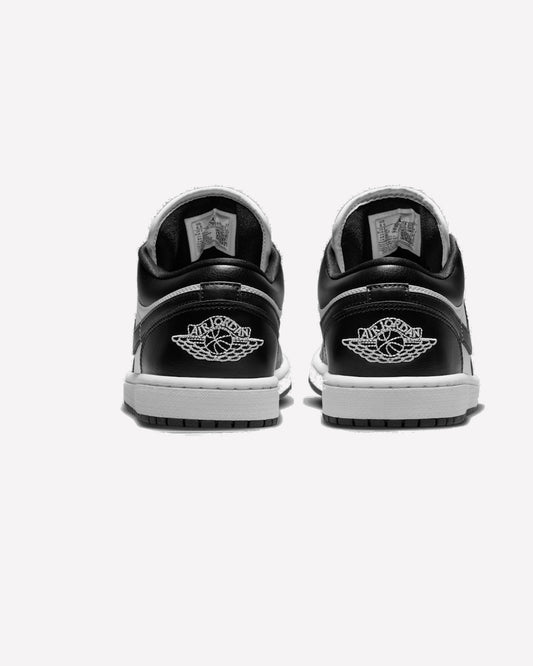 Jordan 1 Low Panda — detalle del logo