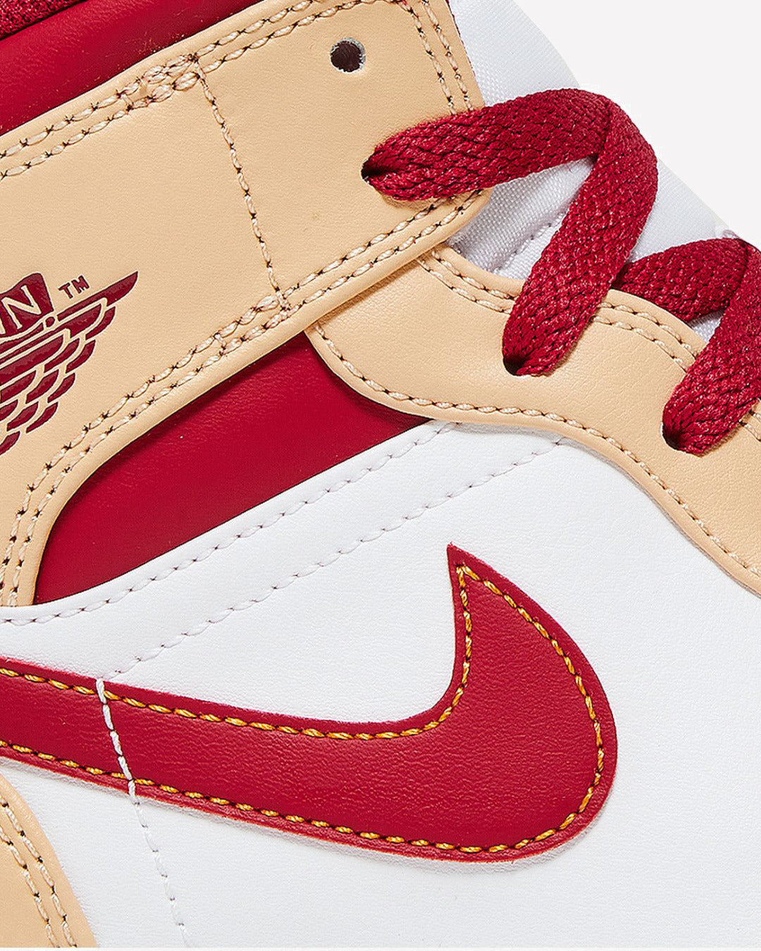 Jordan 1 Mid Light Curry Cardinal — detalle del talón