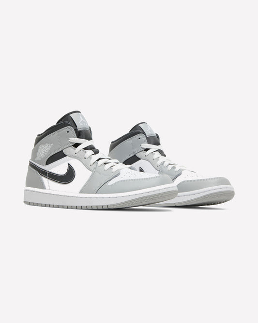Jordan 1 Mid Light Smoke Grey Anthracite — detalle del logo