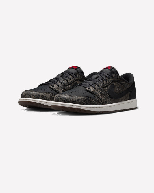 Jordan 1 Retro Low OG Laser Black University Red — detalle del grabado láser