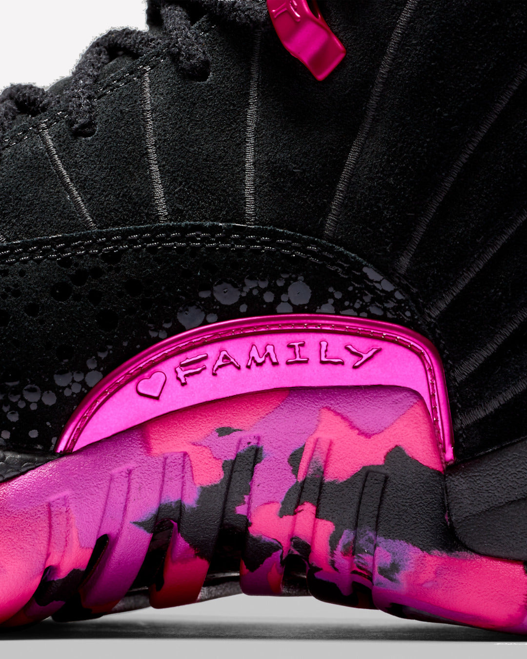 Jordan 12 Retro Doernbecher (2017) — par completo