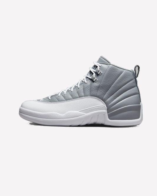 Jordan 12 Retro Stealth — vista lateral