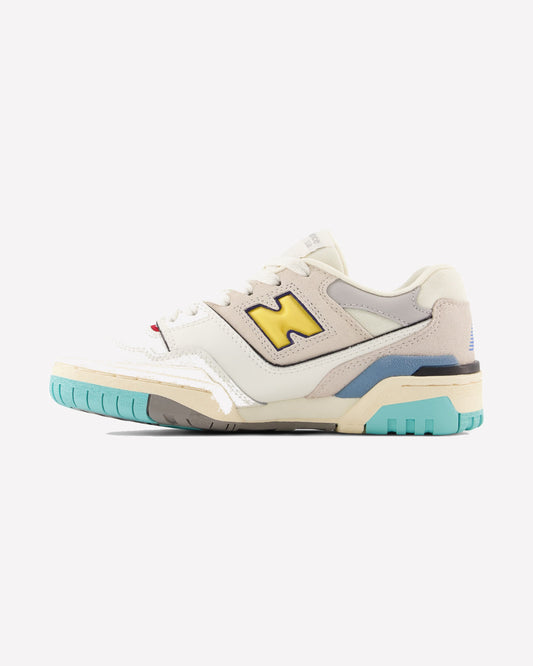 New Balance 550 Sea Salt Yellow — vista lateral