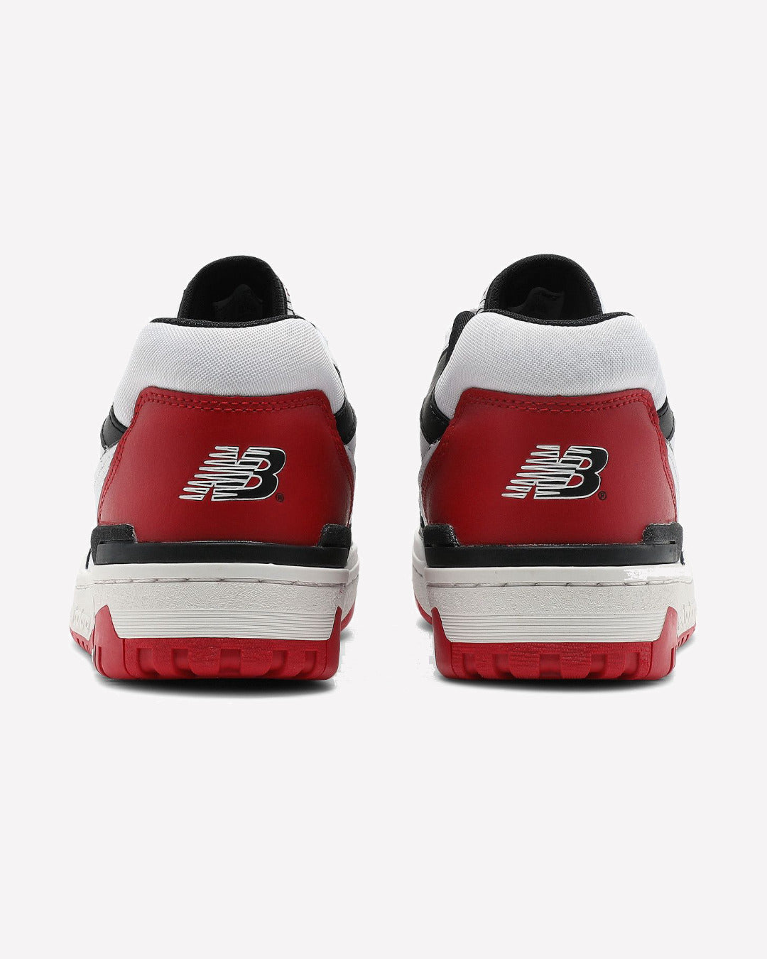 New Balance 550 White Red Black — detalle del logo