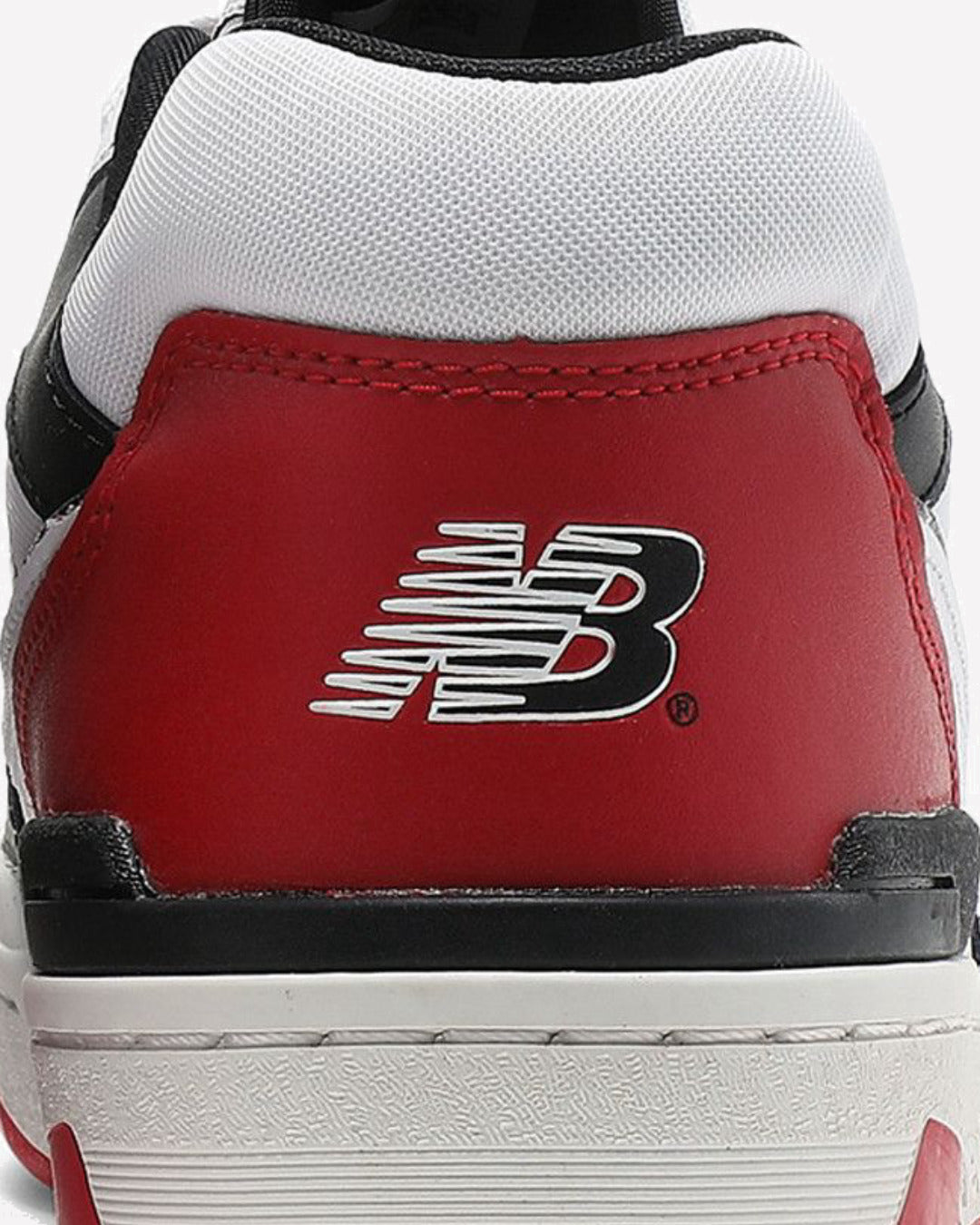 New Balance 550 White Red Black — detalle del talón