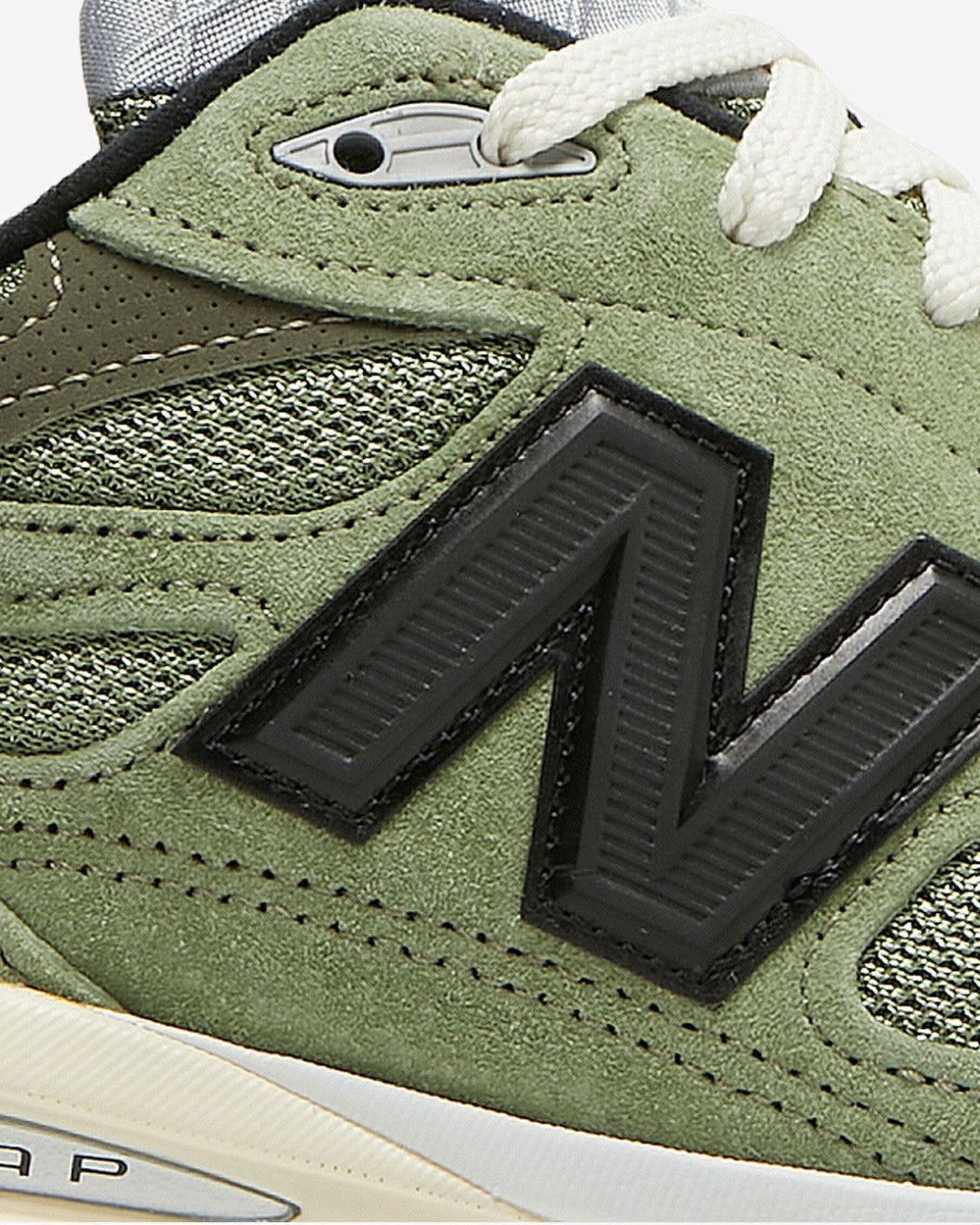 New Balance 990v3 MiUSA JJJJound Olive — detalle del logo N